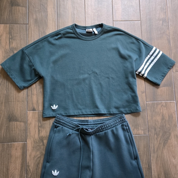 Adidas Adicolor Neuclassics Joggers & Cropped T-Shirt Set in Mineral - Picture 4 of 9
